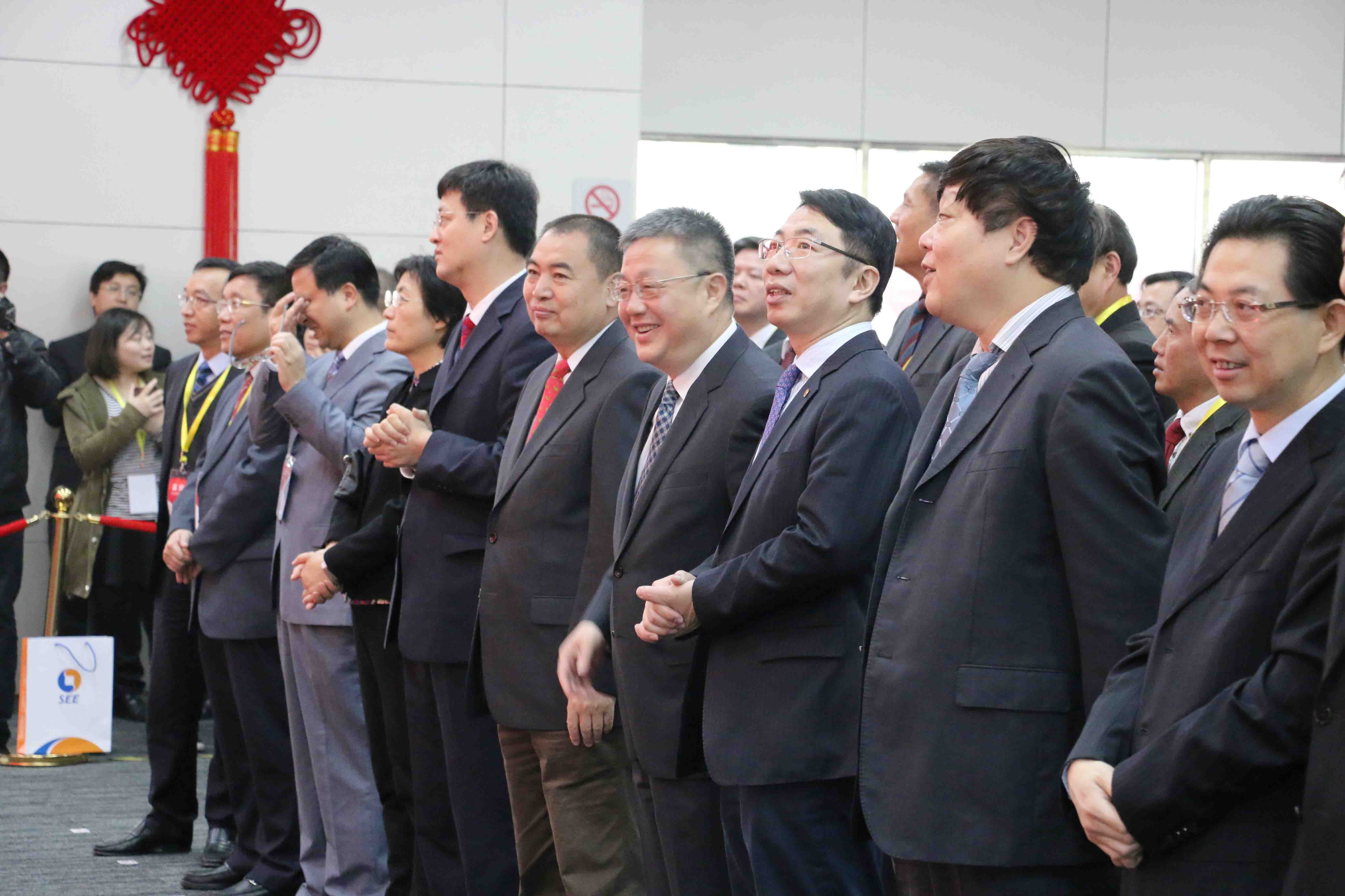 上海市政府副秘書(shū)長(zhǎng)俞北華及市金融辦、各區(qū)縣政府等有關(guān)部門(mén)出席儀式