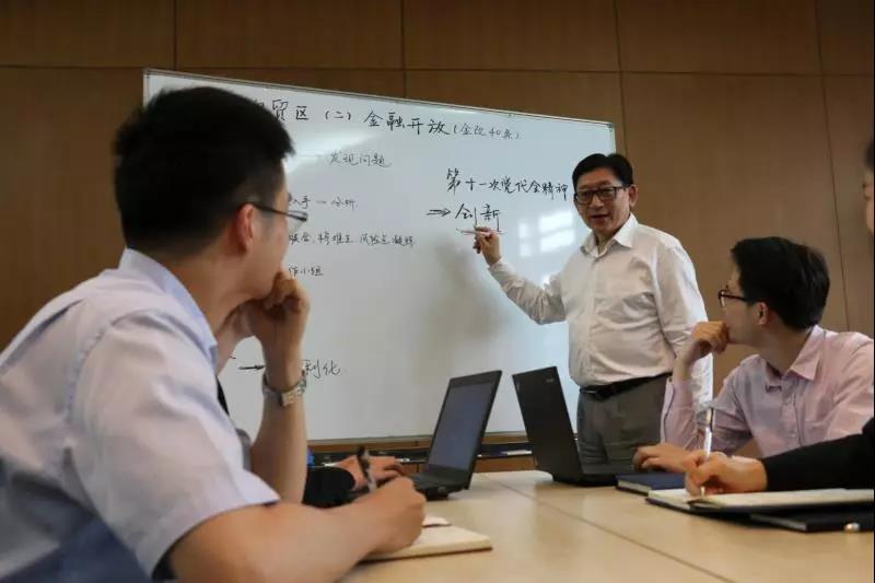 放眼金融開放踐行進(jìn)博精神——上海股交中心黨支部開展“進(jìn)博先鋒?黨員行動”主題黨日活動_上海股權(quán)托管交易中心